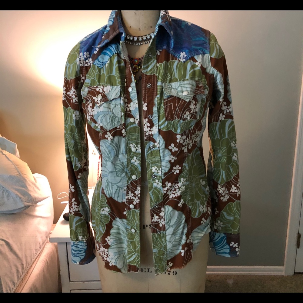 True Religion snap closure fun floral shirt